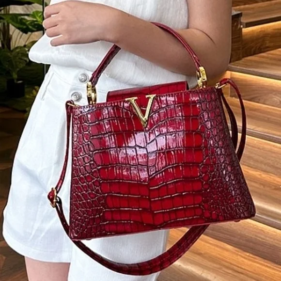 💥💥👜 Croc psttern SUPER cute  Handbag with V emblem Gold-Tone Hardware👜💥💥 - Picture 3 of 5